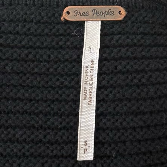 Free People La Brea Chunky Sweater Black Ribbed
Cuffed V-Neck Oversized - Picture 12 of 14